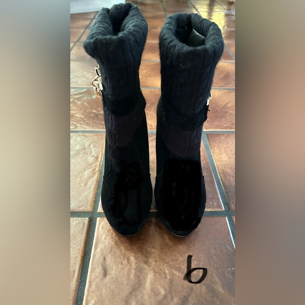 LADIES BLACK VELVETY BOOTS WITH GOLD CHAINS